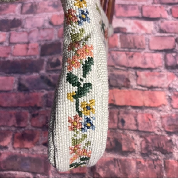 Vintage Handcrafted Floral Tapestry Handbag Needlepoint Cutch Bag Wooden Handle - Picture 6 of 14